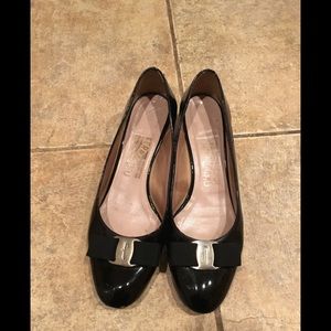 Auth Salvatore Ferragamo Vara Pump Black Patent 8B